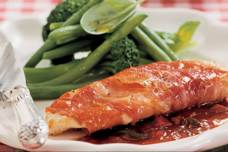 Kipfilets-in-Parmaham-met-kruidige-tomatensaus